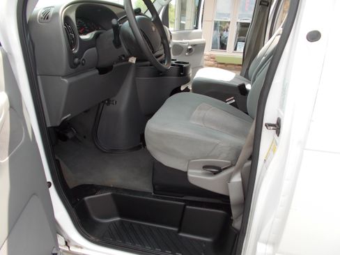 Used 2006 Ford E-150 and Econoline 150 Wagon RWD image 17