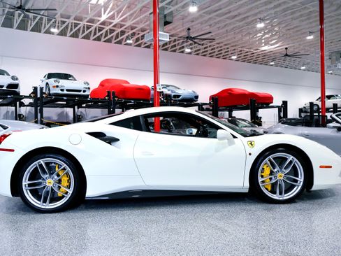 Used 2017 Ferrari 488 GTB RWD image 11