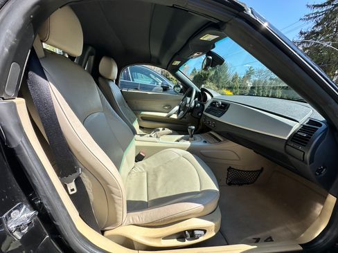 Used 2005 BMW Z4 2.5i image 13