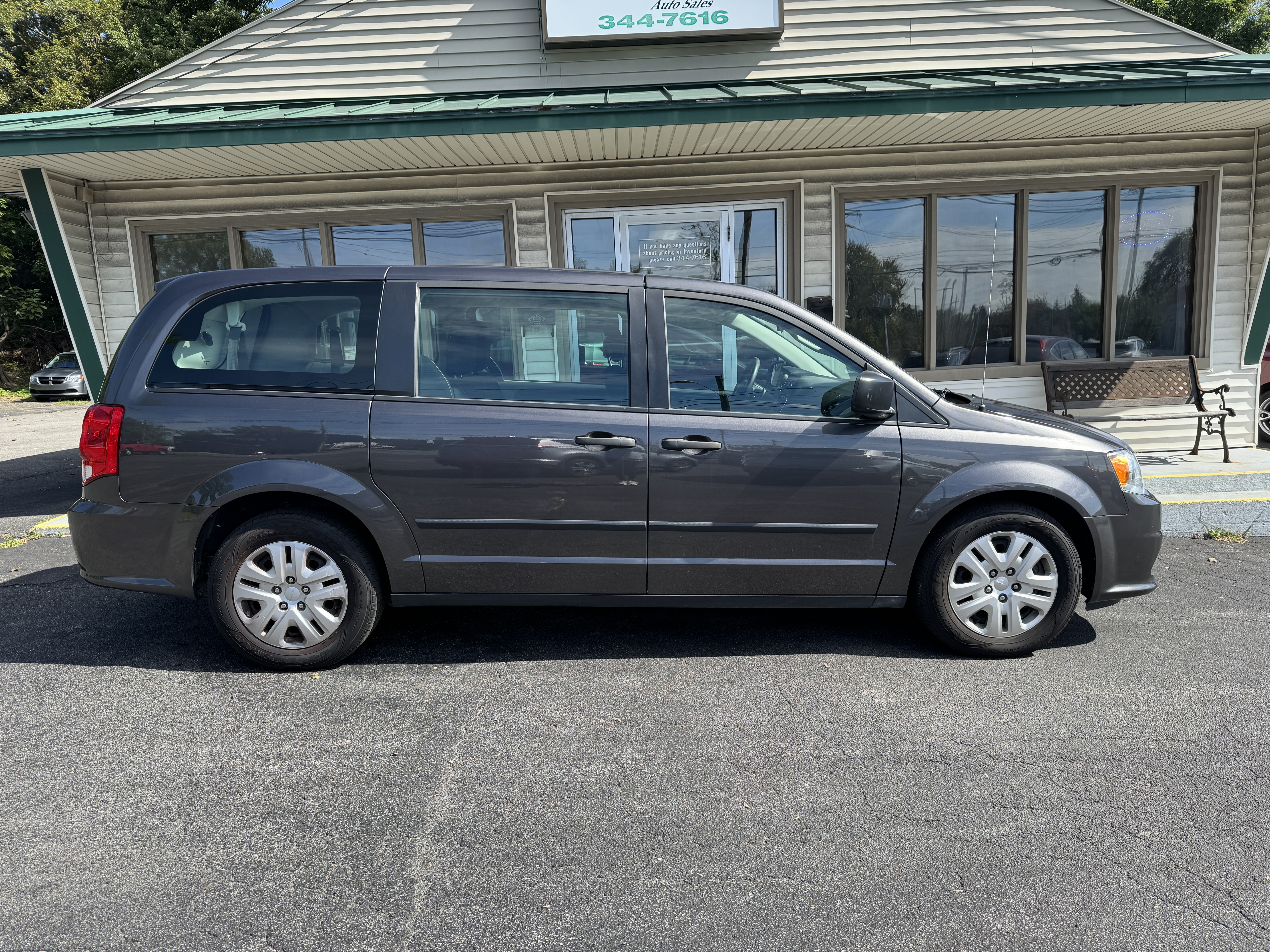Used 2016 Dodge Grand Caravan American Value Package FWD image 1