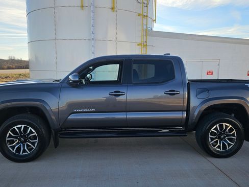 Used 2021 Toyota Tacoma image 2