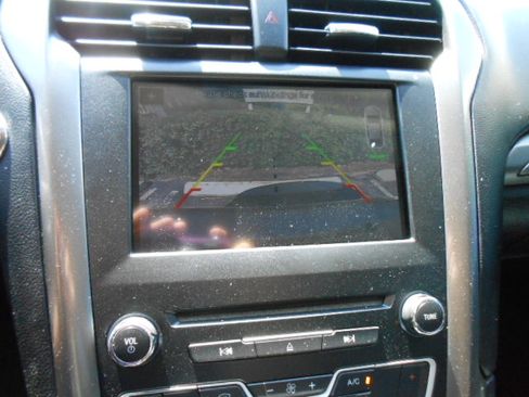 Used 2017 Ford Fusion SE FWD image 12