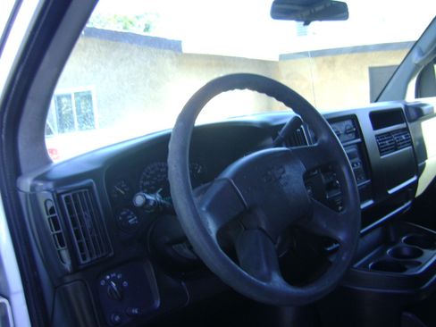 Used 2005 Chevrolet Express 3500 image 10