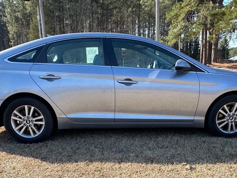 Used 2017 Hyundai Sonata SE image 2