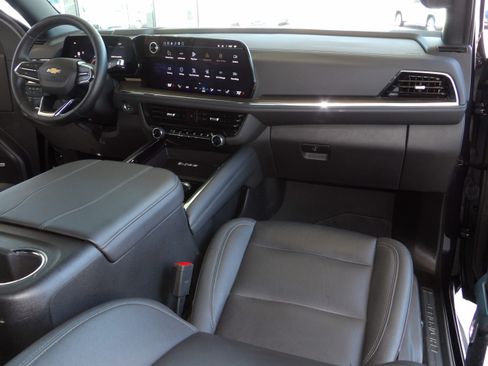 Used 2026 Chevrolet Suburban 4WD LT image 4