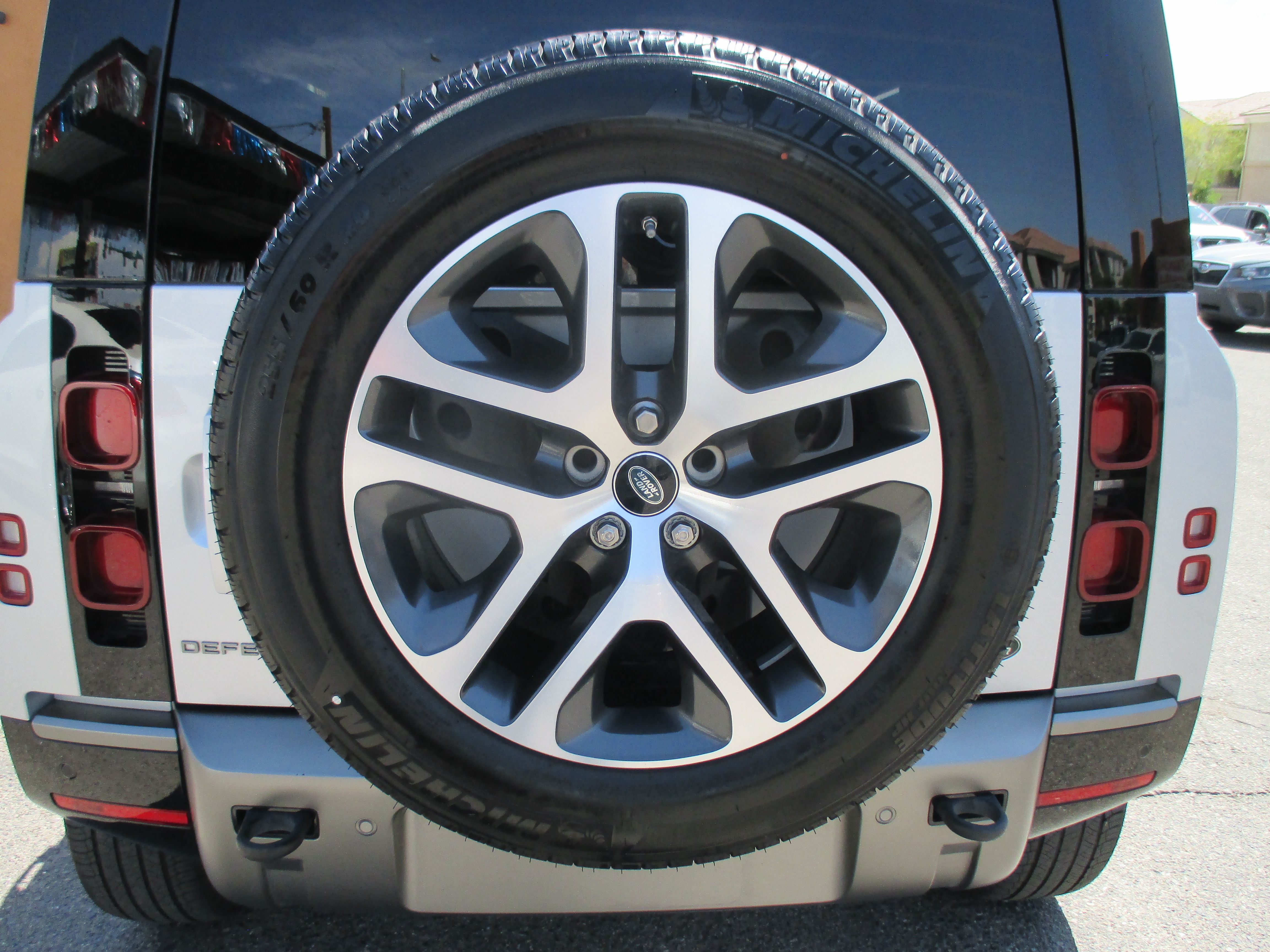 Used 2021 Land Rover Defender 110 X-Dynamic HSE AWD/4WD image 15