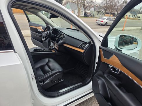 Used 2021 Volvo XC90 T6 Momentum image 10