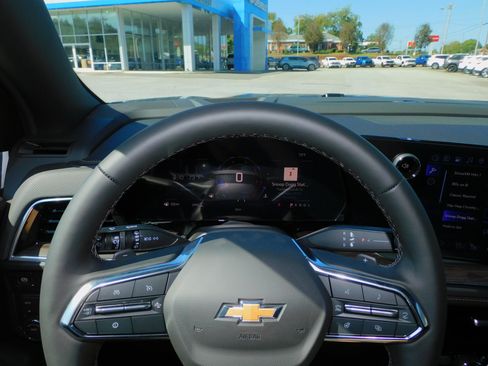 New 2026 Chevrolet Suburban Premier image 2