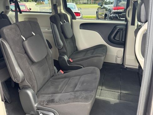 Used 2020 Dodge Grand Caravan SE image 16