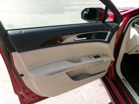 Used 2015 Lincoln MKZ image 4