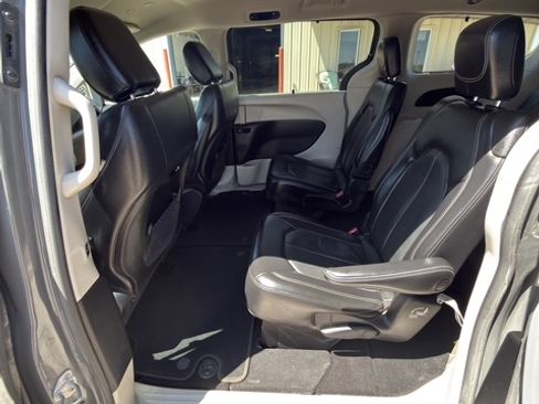 Used 2022 Chrysler Pacifica Touring-L FWD image 15