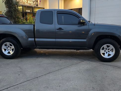 Used 2010 Toyota Tacoma SR5 image 5