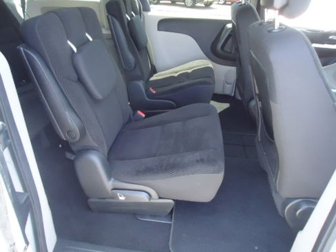 Used 2017 Dodge Grand Caravan SE FWD image 6