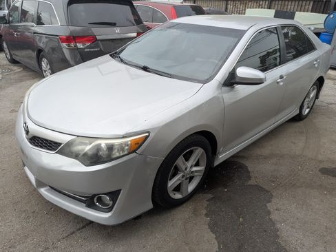 Used 2014 Toyota Camry SE image 2