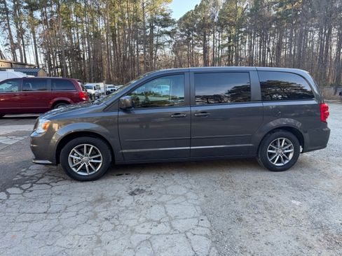 Used 2016 Dodge Grand Caravan image 11