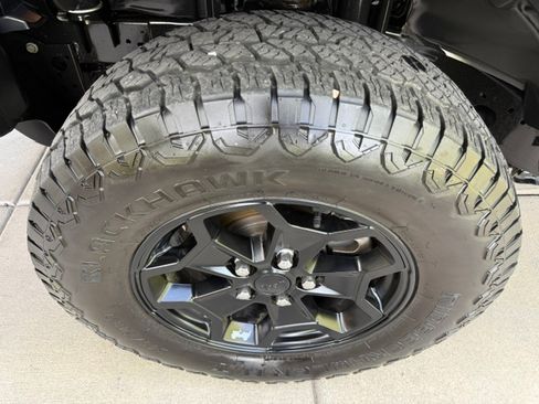Used 2021 Jeep Gladiator Willys AWD/4WD image 22