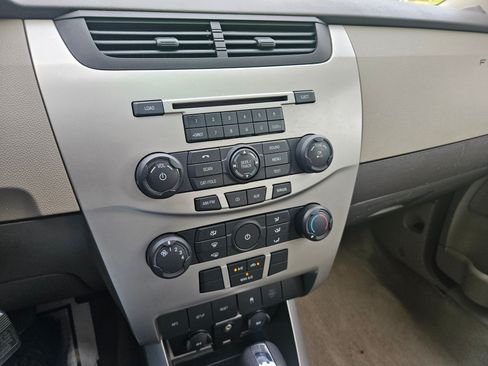 Used 2010 Ford Focus SE Sedan FWD image 9