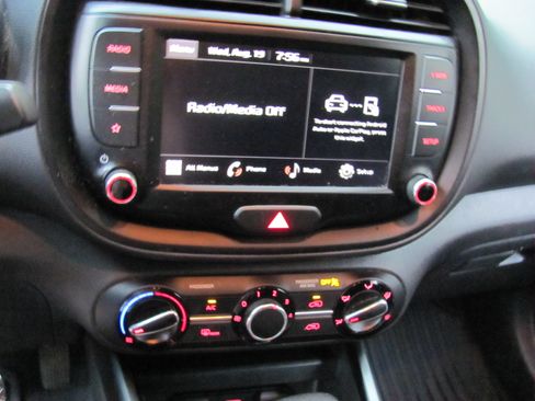 Used 2022 Kia Soul LX FWD image 15
