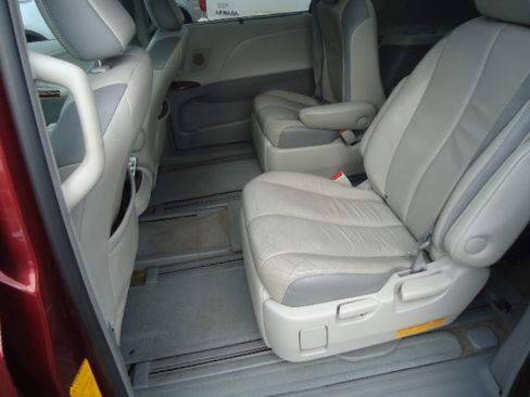 Used 2013 Toyota Sienna XLE Limited FWD image 6