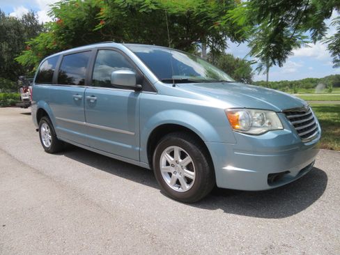 Used 2010 Chrysler Town & Country Touring FWD image 9