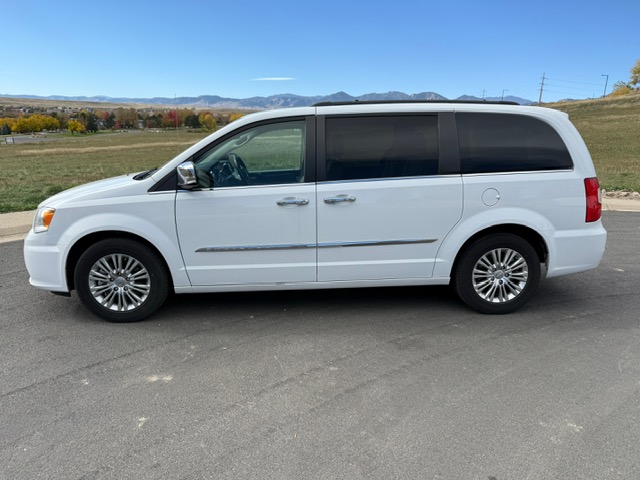 Used 2015 Chrysler Town & Country Touring-L FWD image 2