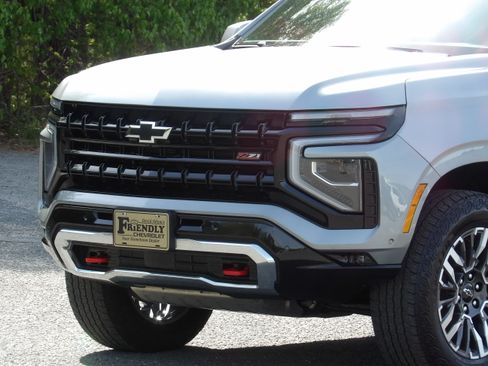 Used 2025 Chevrolet Suburban Z71 image 10
