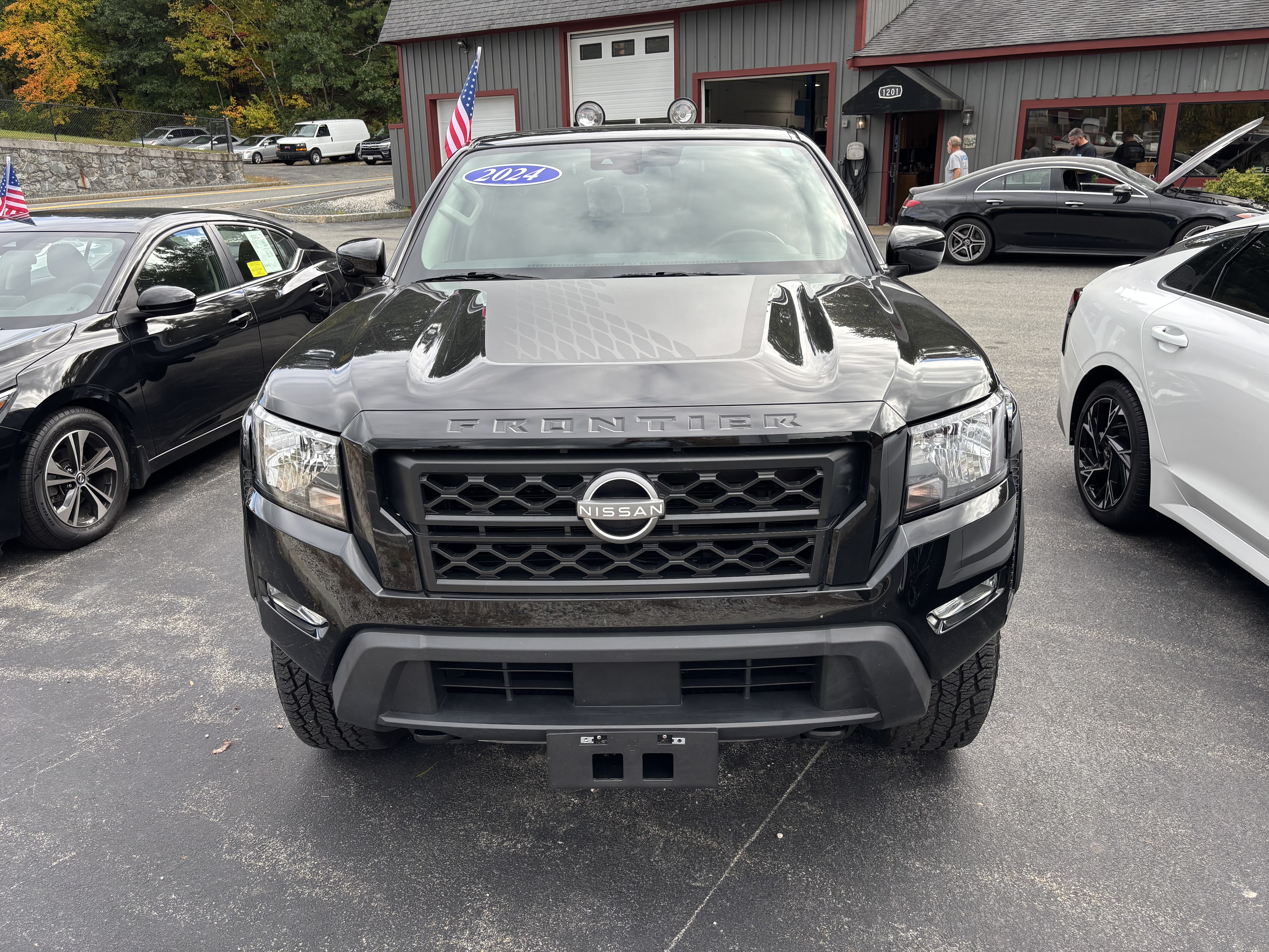 Used 2024 Nissan Frontier 4x4 Crew Cab image 2