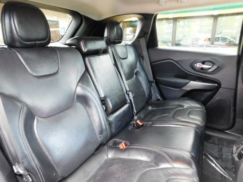 Used 2019 Jeep Cherokee Limited image 23