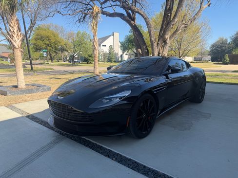 Used 2017 Aston Martin DB11 V12 Coupe RWD image 6
