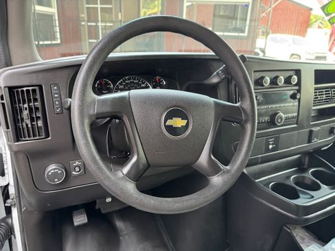 Used 2015 Chevrolet Express 3500 image 9