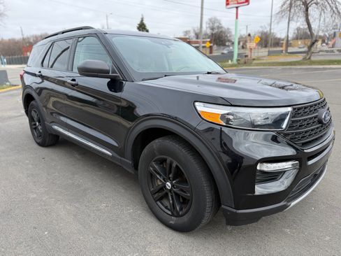 Used 2023 Ford Explorer XLT image 1