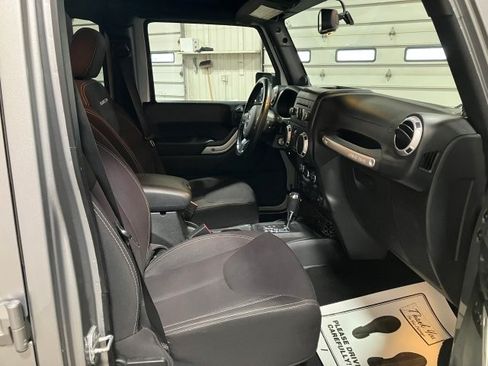 Used 2014 Jeep Wrangler Unlimited Rubicon image 23