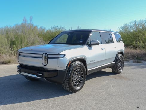 Used 2025 Rivian R1S Adventure image 1