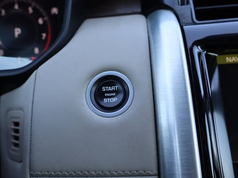 Used 2018 Land Rover Discovery HSE image 28