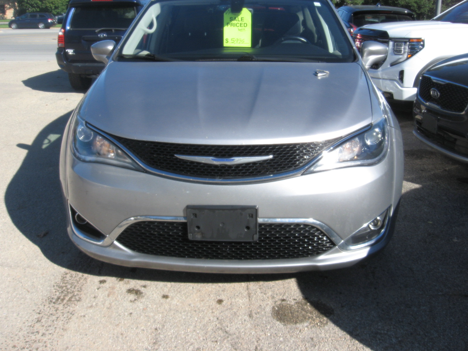 Used 2018 Chrysler Pacifica Touring-L FWD image 2