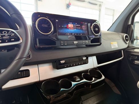 Used 2024 Mercedes-Benz Sprinter 2500 image 32