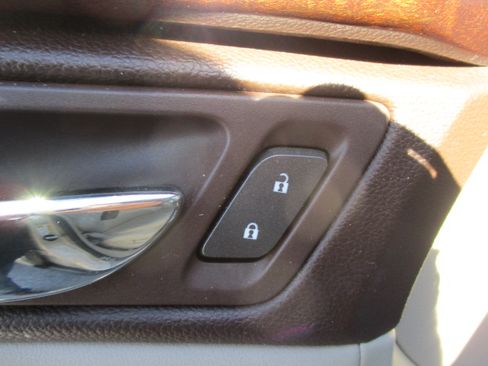 Used 2012 Cadillac SRX Luxury image 22