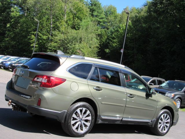 Used 2017 Subaru Outback 2.5i Touring AWD/4WD image 9
