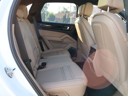 Used 2019 Porsche Cayenne E-Hybrid AWD/4WD image 17