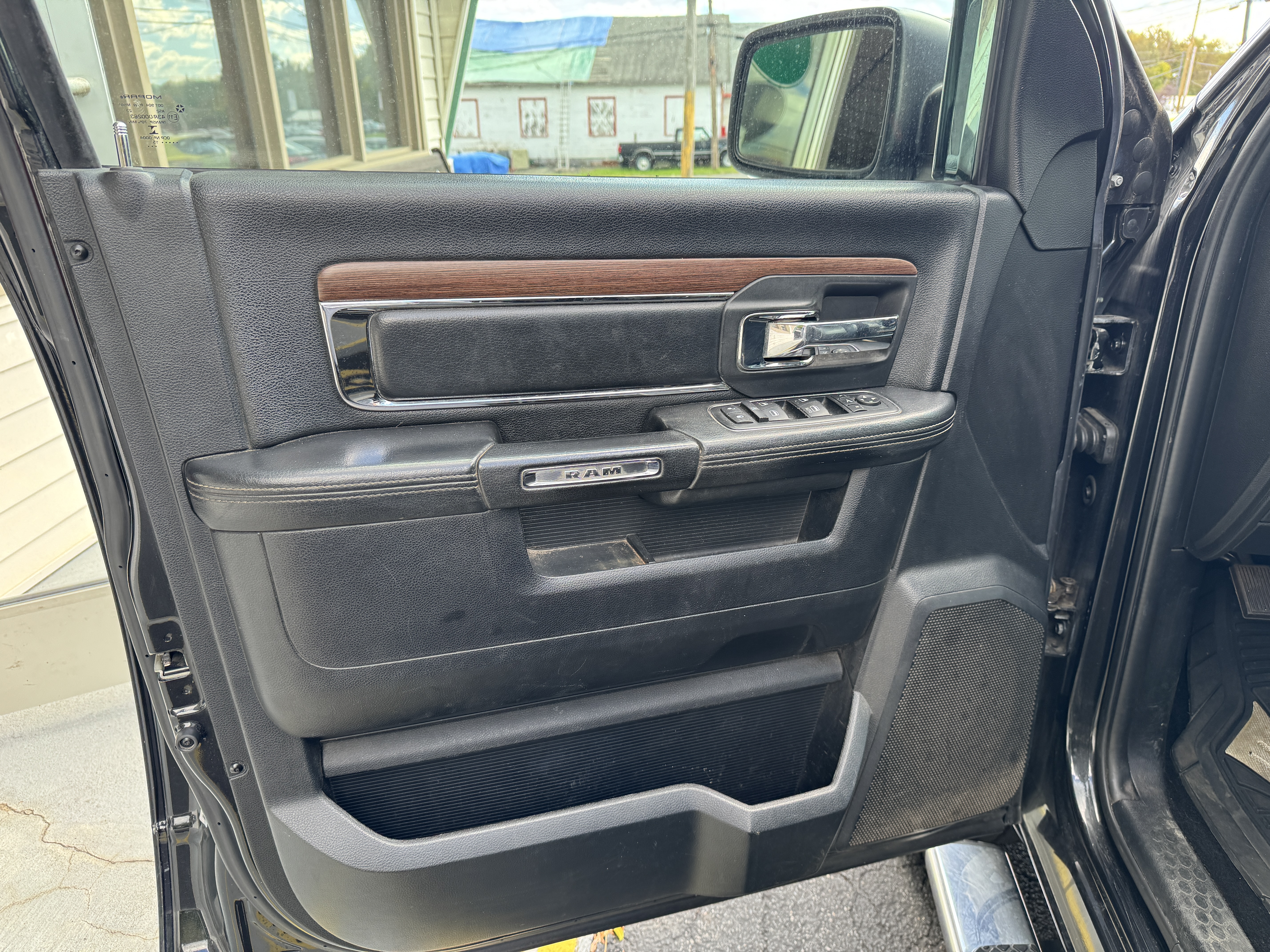 Used 2015 RAM 1500 4x4 Crew Cab Laramie image 9