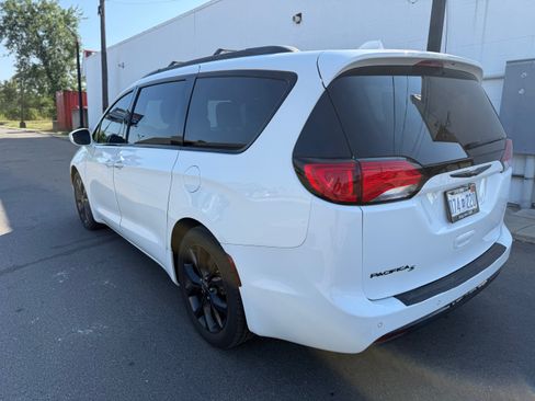 Used 2019 Chrysler Pacifica Touring-L FWD image 4