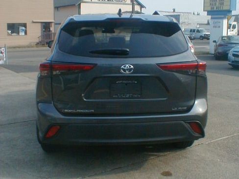 Used 2023 Toyota Highlander image 4