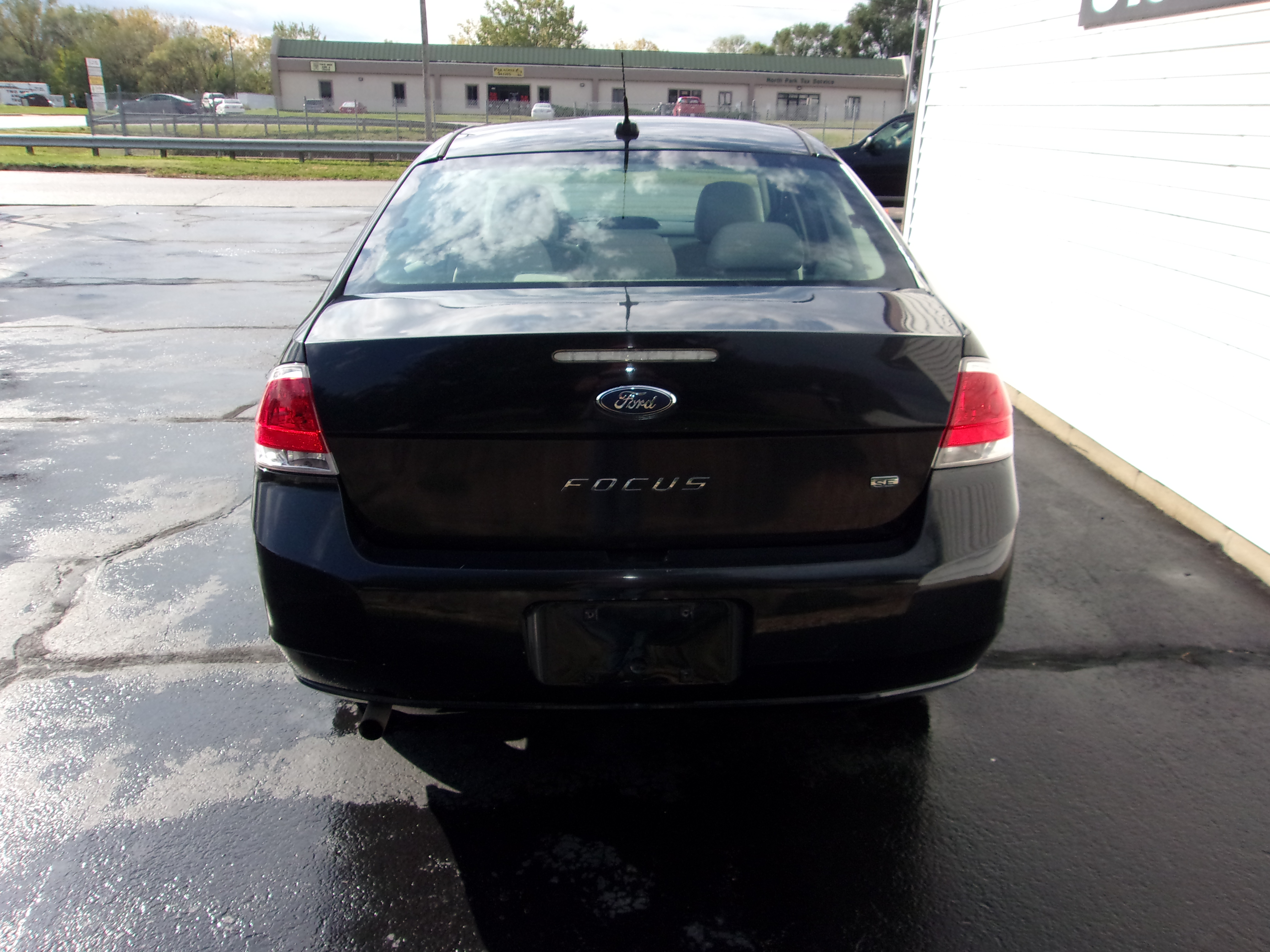 Used 2010 Ford Focus SE Sedan FWD image 3