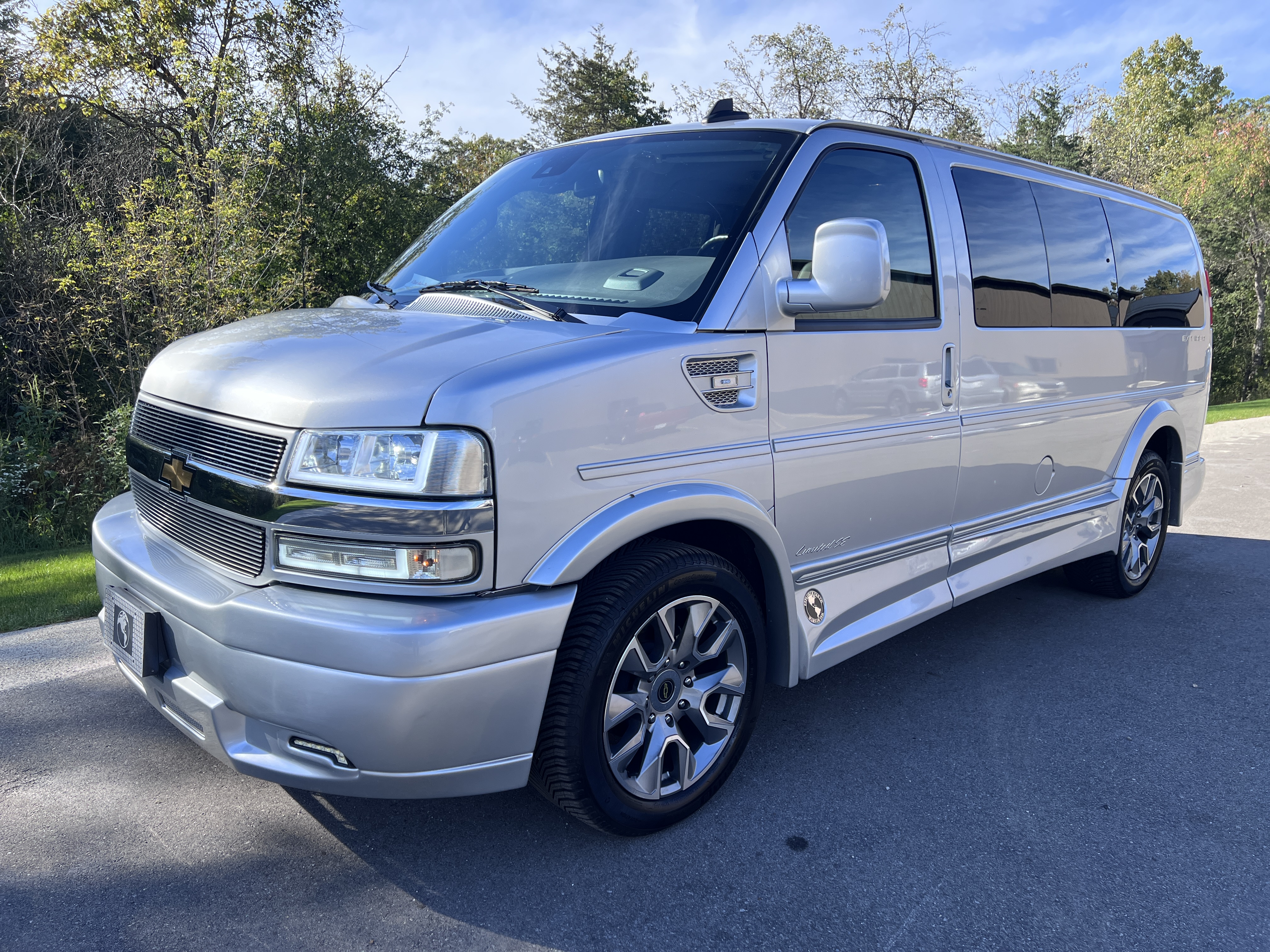 Used 2024 Chevrolet Express 2500 UNAVAIL RWD image 2