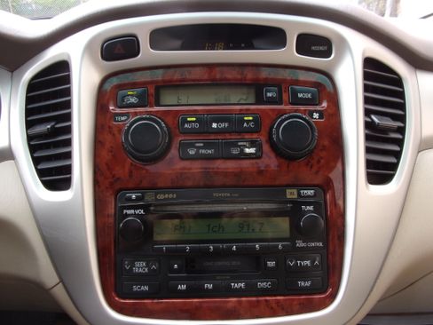 Used 2006 Toyota Highlander 4WD Limited V6 w/ 3rd Row image 12