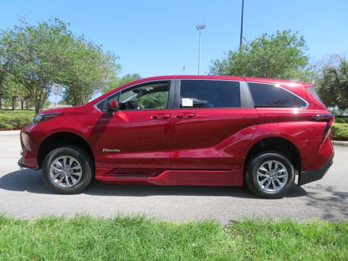 Used 2026 Toyota Sienna LE FWD image 9