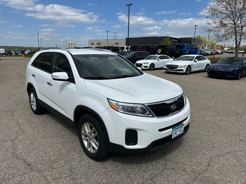 Used 2015 Kia Sorento FWD LX V6 image 2