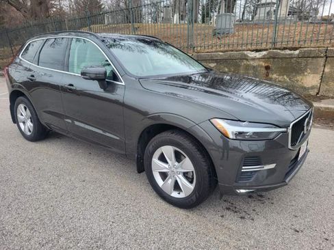 Used 2022 Volvo XC60 B5 Momentum image 2
