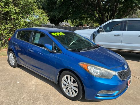 Used 2014 Kia Forte EX Hatchback FWD image 2
