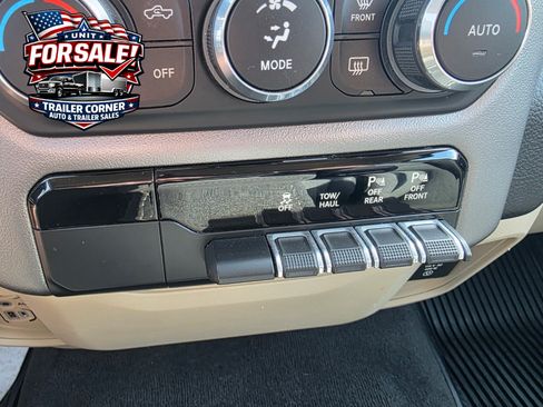 Used 2019 RAM 1500 4x4 Crew Cab Big Horn image 18
